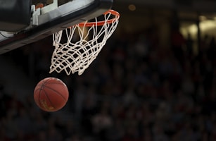 2026年NBA常规赛湖人队与勇士队关键回合的激烈对抗与篮下争抢画面